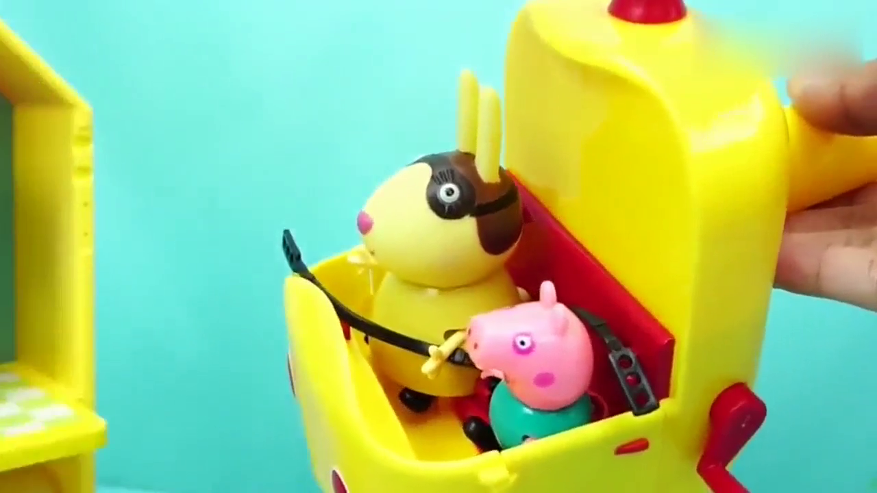 凯蒂猫把存钱罐打开设置密码