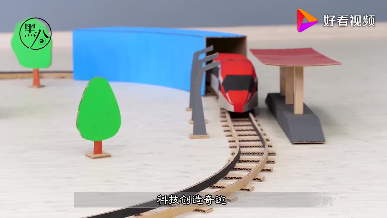 牛人创意十足手工制作能转换轨道运行的火车既环保又节省金钱