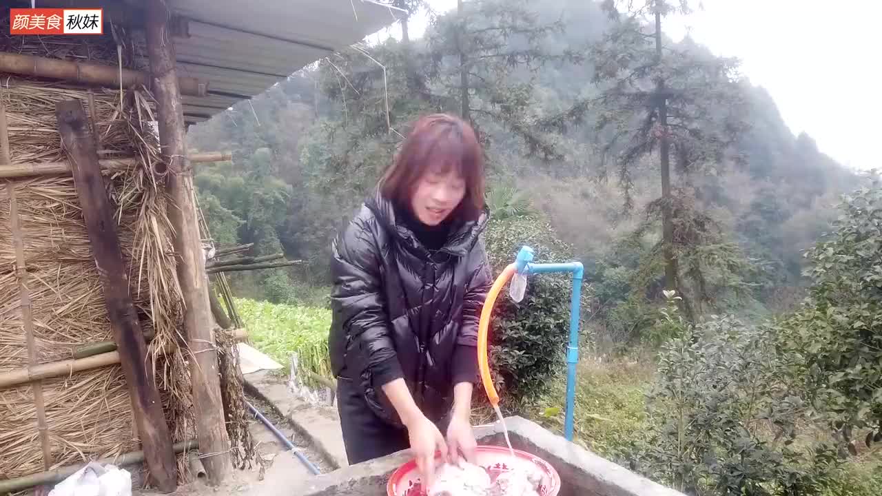 秋妹和姐姐做炖羊头44块钱2个羊头和萝卜放在一起炖真美味