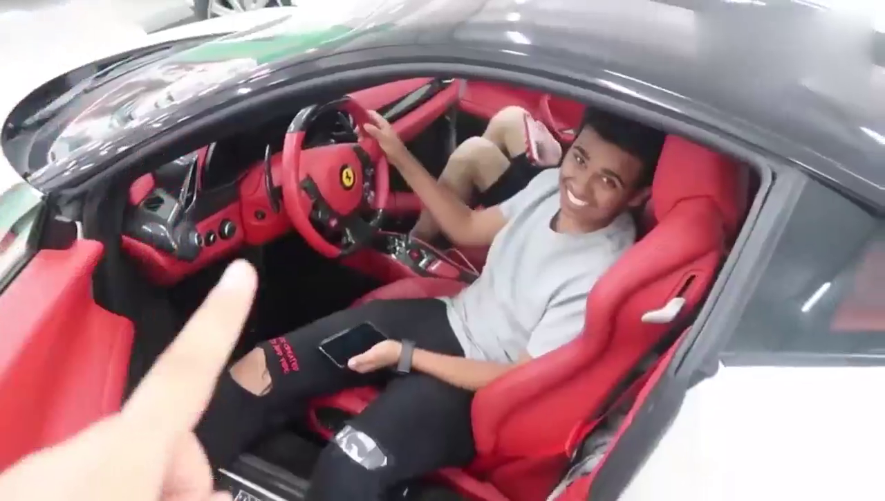 迪拜首富之子坐进朋友的法拉利,轰了几脚油门