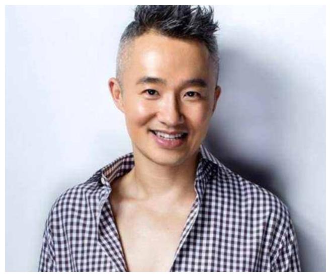 他被视为"女婿代言人",因患病满头白发,今小18岁娇妻不离不弃