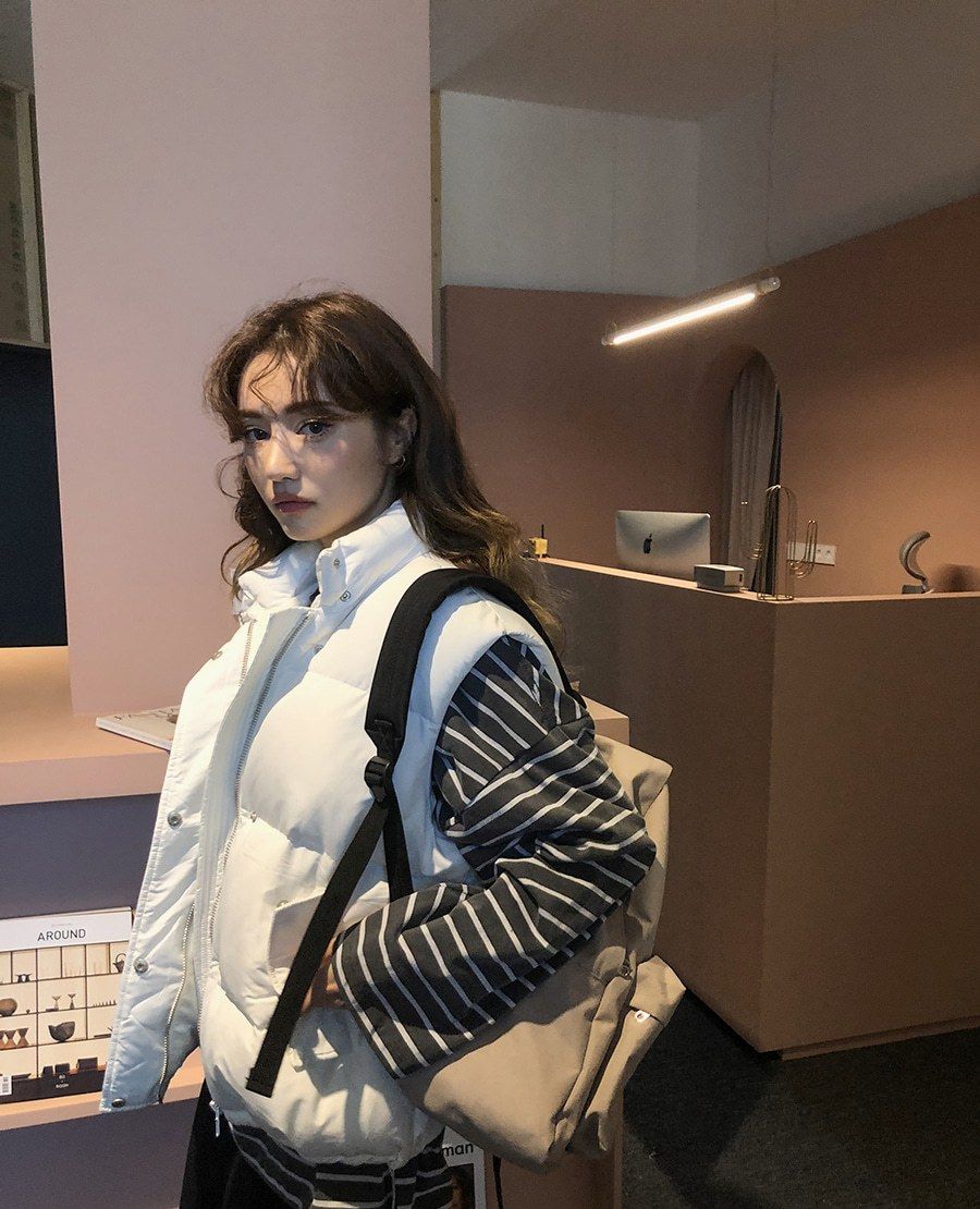 外表冷艳的美女,时尚的搭配和俊美的五官,看着超级美