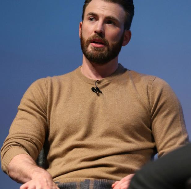 "美国队长"埃文斯亮相活动,身高184的桃总,大长腿太抢镜了!