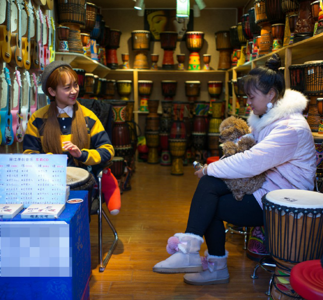 丽江古镇遍地都是手鼓美女论颜值超越大多数网红