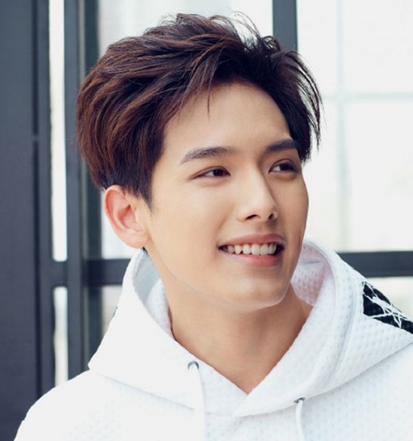 王以纶休闲写真,极简极酷的质感十足,兼具活力与时尚