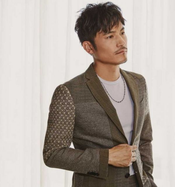 实力派演员耿乐图片,眼神专注深邃忧郁,极具故事性