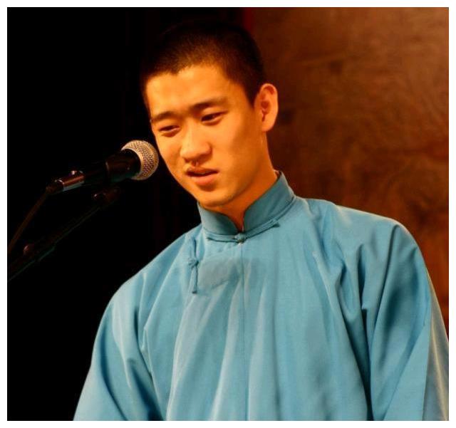 曹云金晒在德云社演出旧照身形消瘦一脸坏笑还称都年轻过