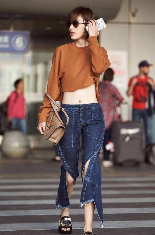 张俪为了漂亮真的是不怕疼啊,在肚脐上镶"钻"应该很疼吧!