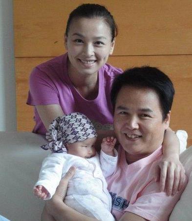 49岁张庭梳双马尾扮嫩,保养得宜和老公神似两代人!