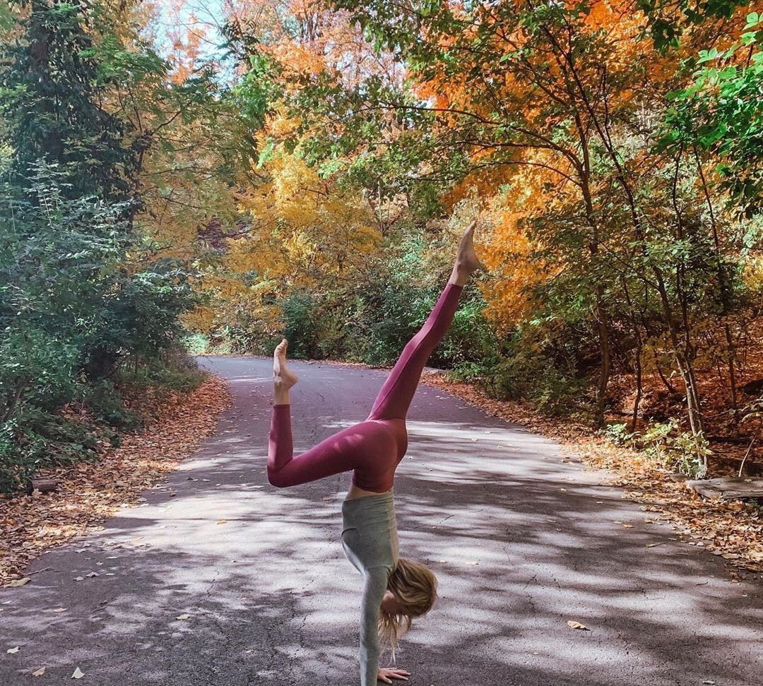 小树林里面的瑜伽,安静的训练环境,锻炼起来更加舒服_高清图集_新浪网