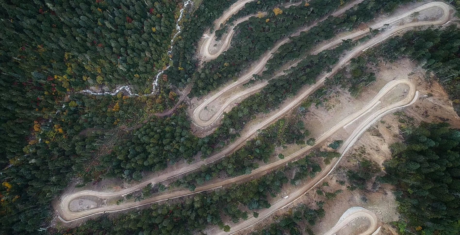 巴音布鲁克魔鬼赛道和丙察察魔鬼赛道哪个更刺激!_高清图集_新浪网