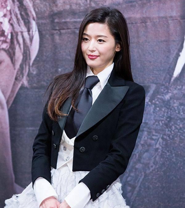 全智贤身穿黑色西装,清纯酷帅