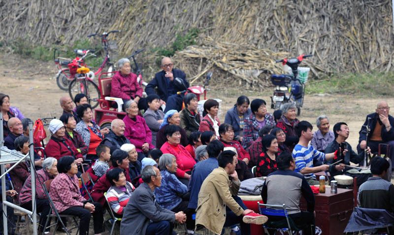 戏台子搭在村里的打麦场,条件虽简陋可一点不影响老人们看戏的热情