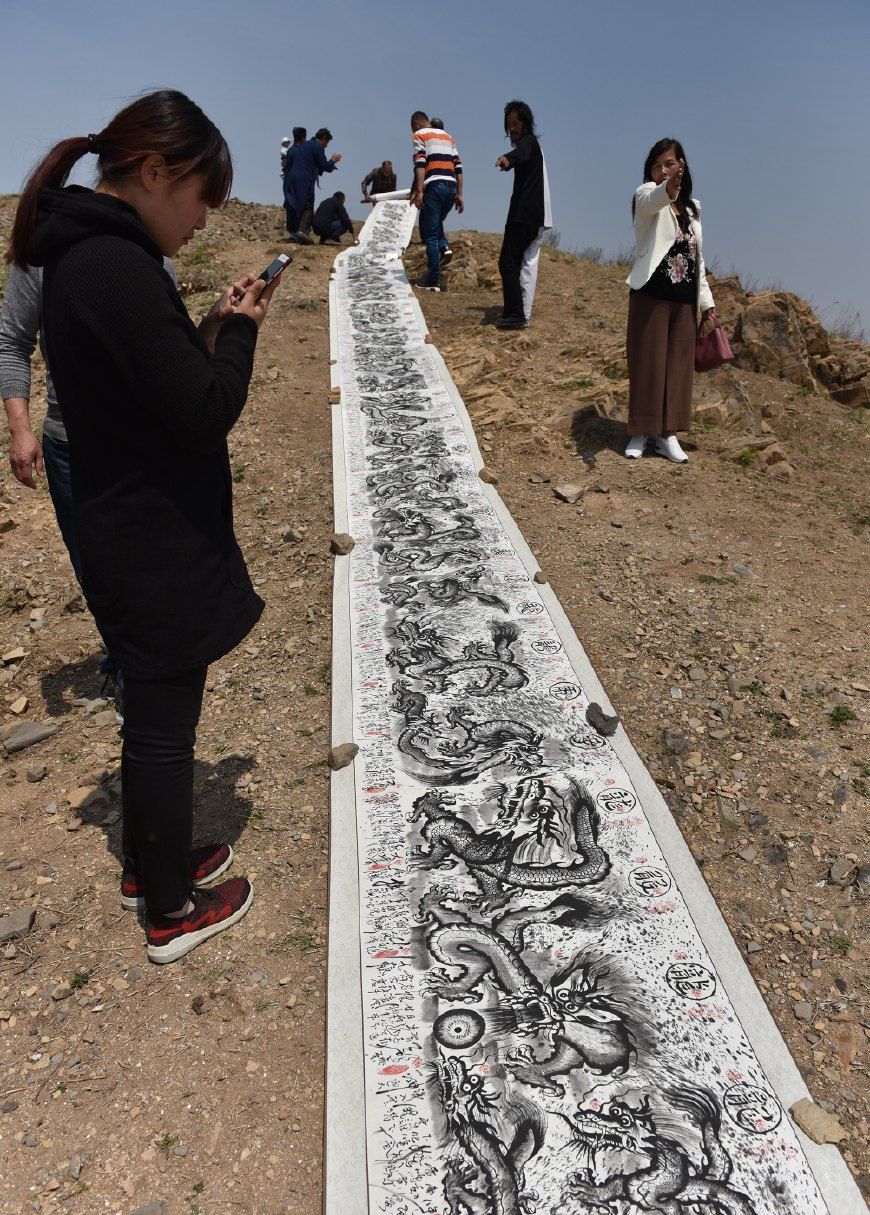 据马东营介绍,这幅《百龙图》创作于2016年,画卷上共画有100条龙,姿态