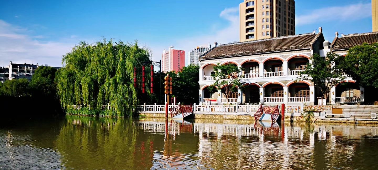乘坐游船游览无锡清名桥古运河景区,江南水乡风情尽收眼底
