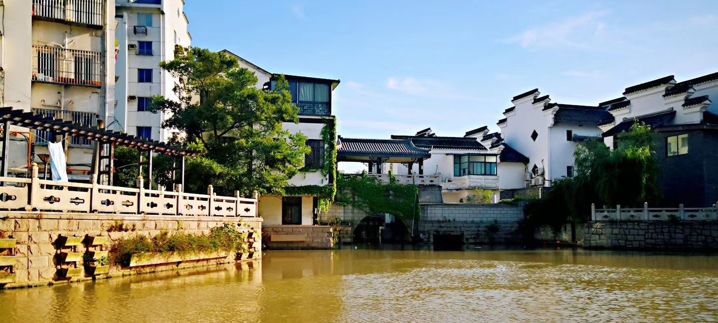 乘坐游船游览无锡清名桥古运河景区,江南水乡风情尽收眼底
