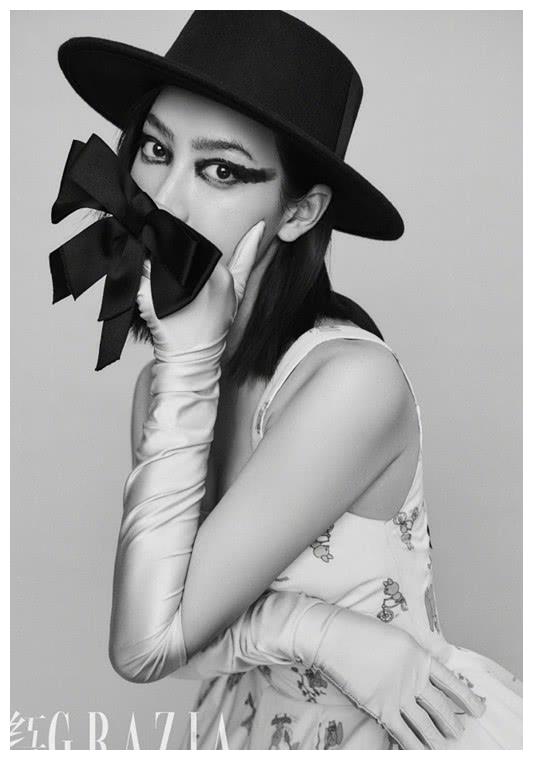 宋茜大胆挑战王菲黑天鹅眼妆配洗碗手套气场全开超酷