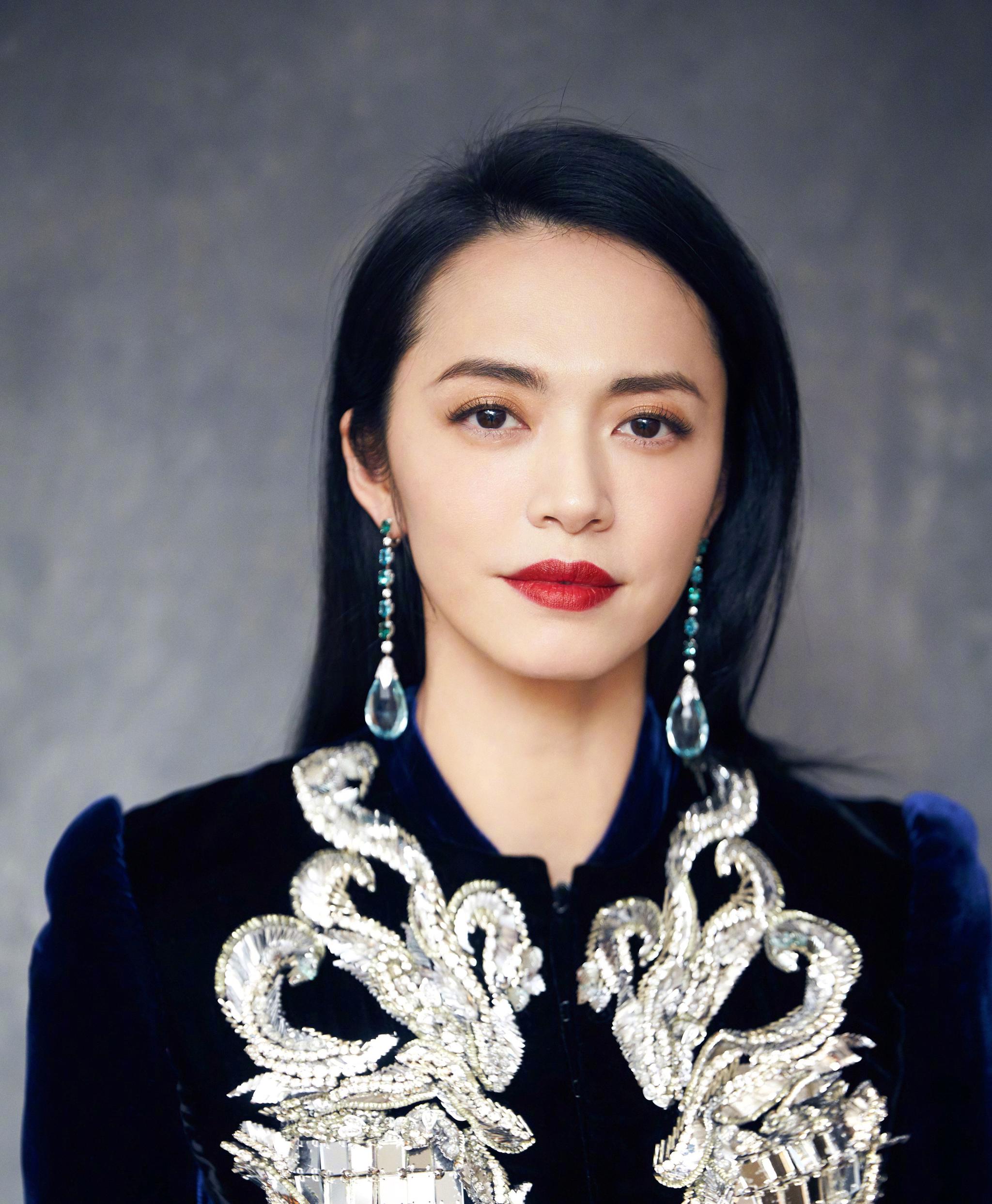 作为女人,姚晨的红唇非常有特色.