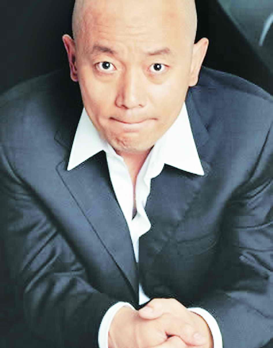 是由我们的文兴宇老爷爷演的,当时他可是一位非常优秀的当红演员,他在