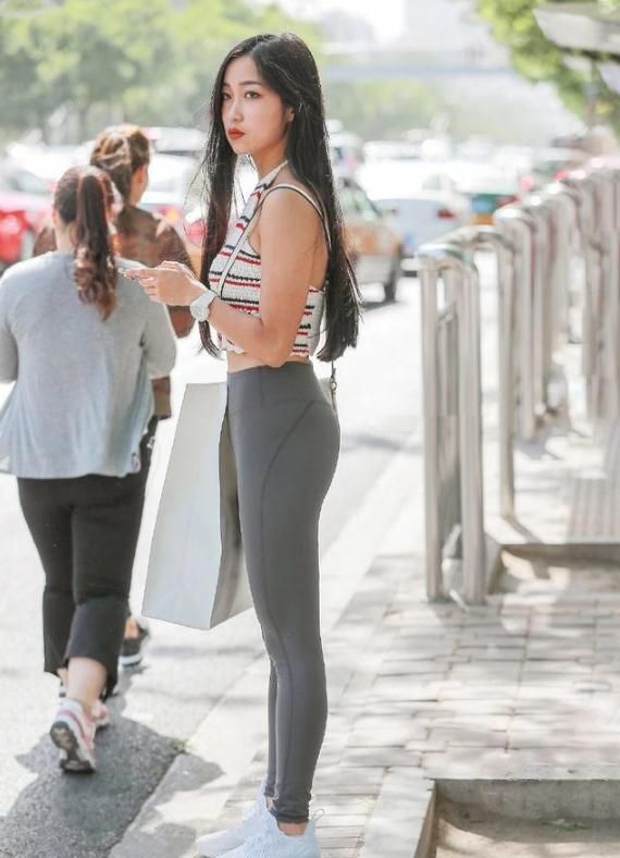 街拍美女的身材小巧玲珑胳膊上的纹身有点坏坏的感觉