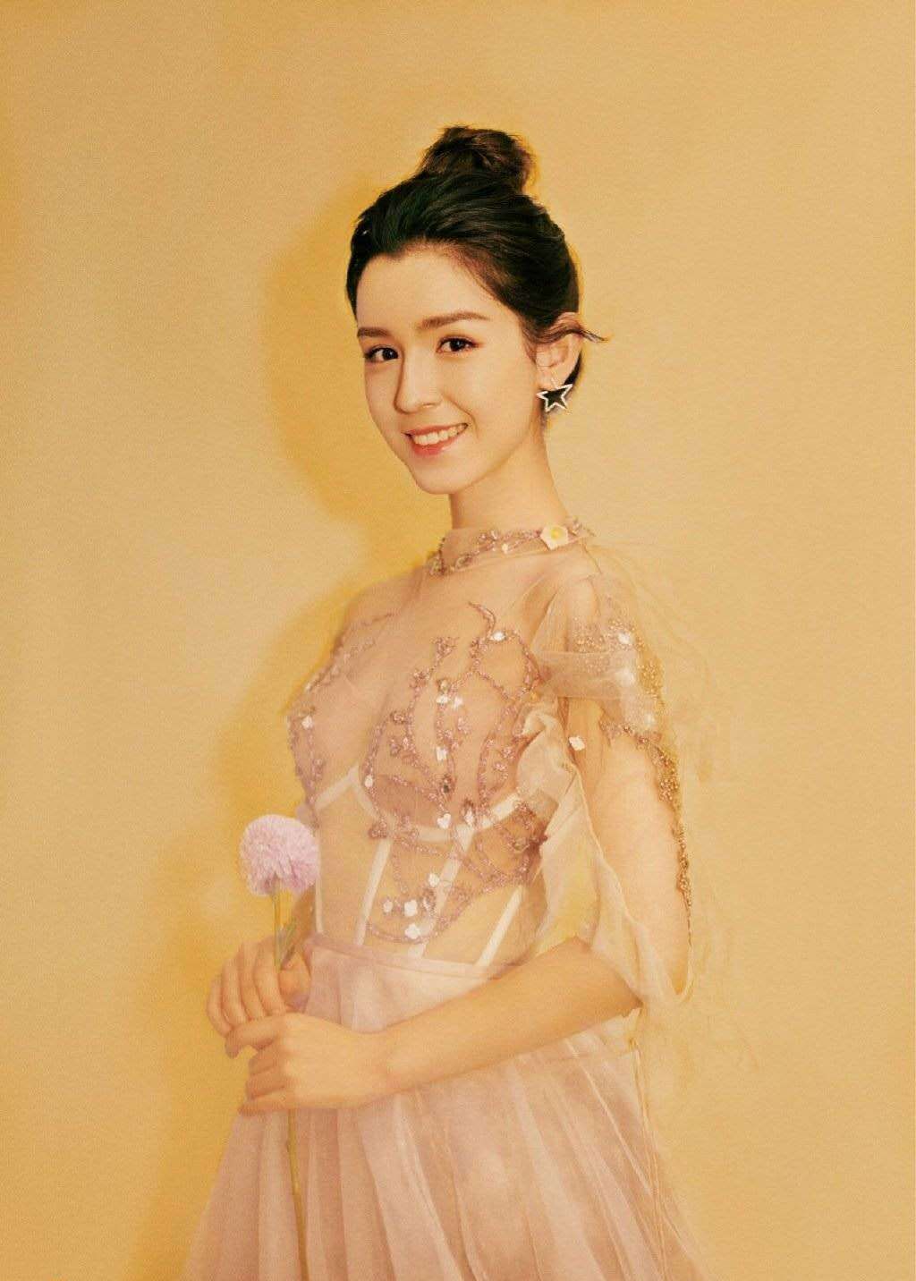 哈妮克孜出席浙江卫视领跑2019演唱会 她身穿透视仙裙梦幻似仙子