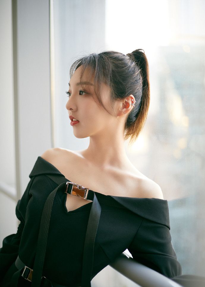 美女演员歌手强东玥迷人写真美照欣赏