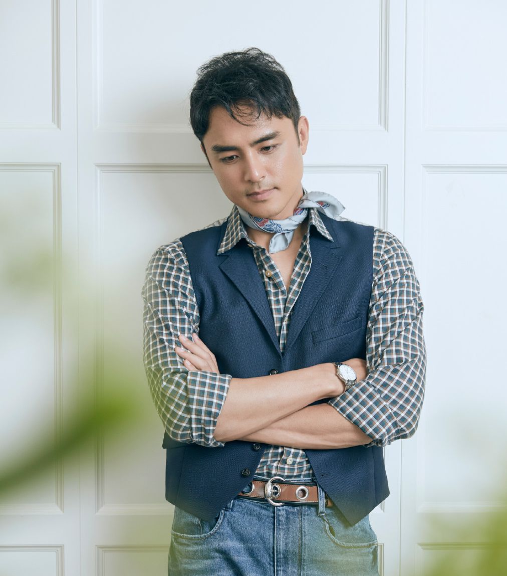 明道格纹衬衫外搭拼接马甲配牛仔裤 演绎不一样的率性自然