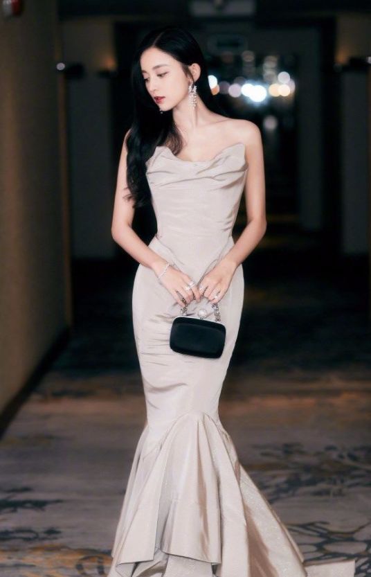 七位穿抹胸礼服的美女明星,假如让你选择一位约会,你会选谁呢?
