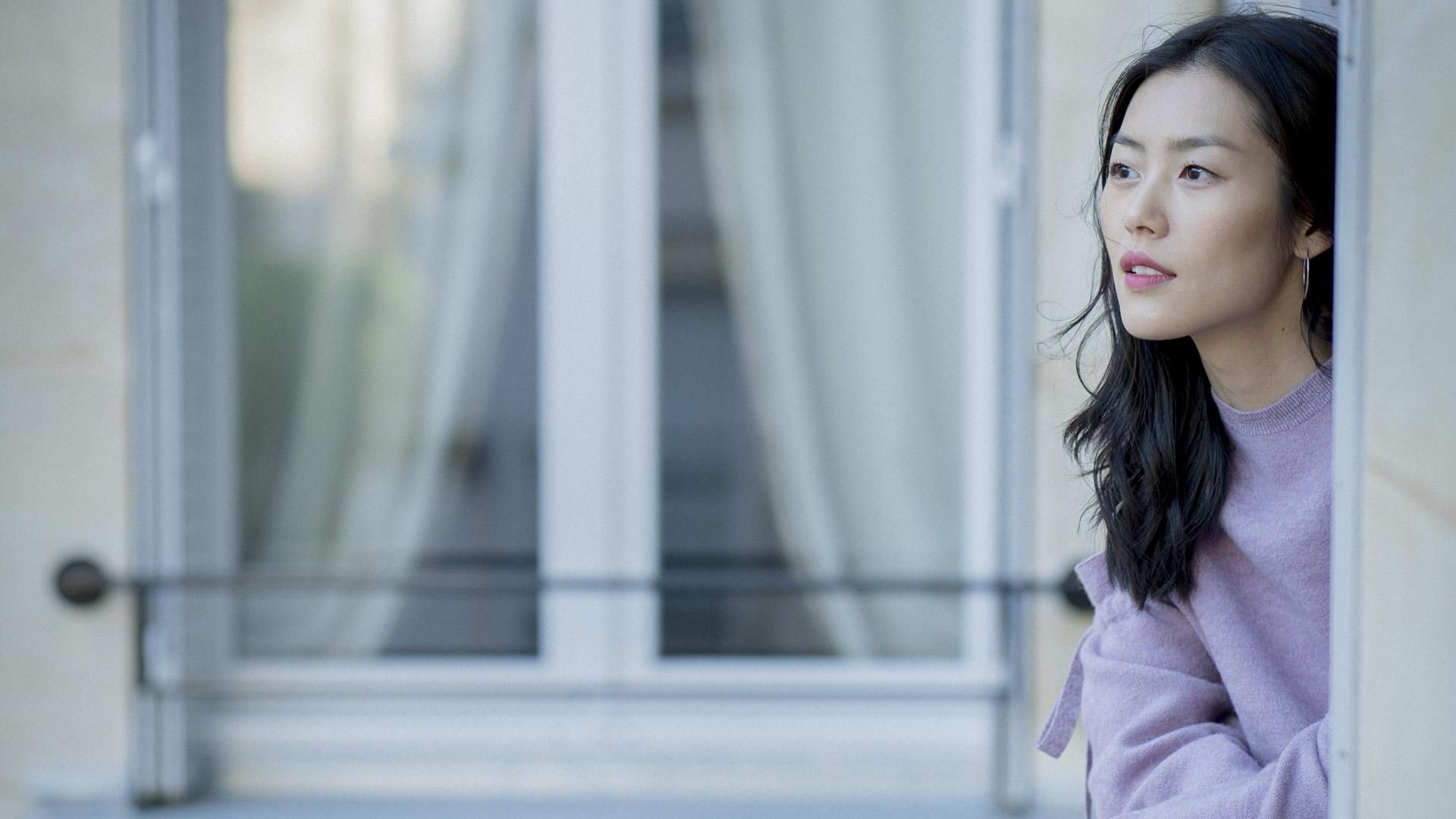 超模刘雯发文悼念香奈儿艺术总监老佛爷:他给了我们一个美好时代