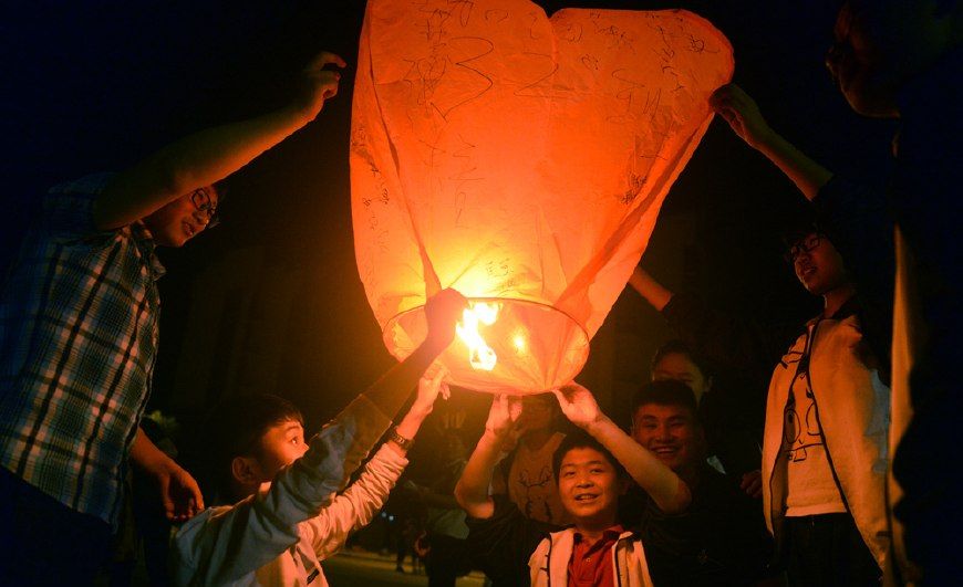高考前夜毛坦厂中学考生燃放烟火,孔明灯祈福,小镇如节日般喜庆