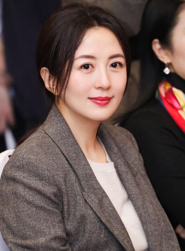 真是一个美人！杨童舒身穿连衣裙化淡妆，尽显成熟女人味