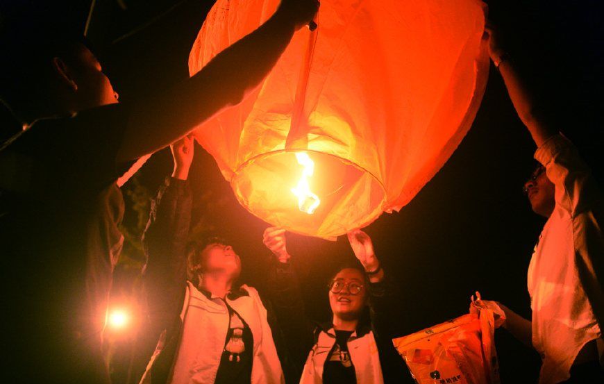 高考前夜毛坦厂中学考生燃放烟火,孔明灯祈福,小镇如节日般喜庆