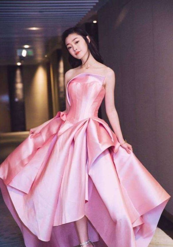 七位穿抹胸礼服的美女明星,假如让你选择一位约会,你会选谁呢?