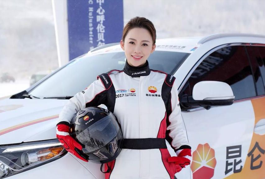 小宋视角另眼看明星潘晓婷玩赛车英气潇洒帅气