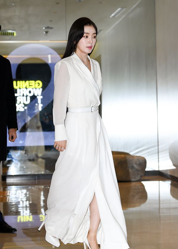 red velvet裴珠泫(irene)化淡妆穿白裙,肤白貌美气质佳