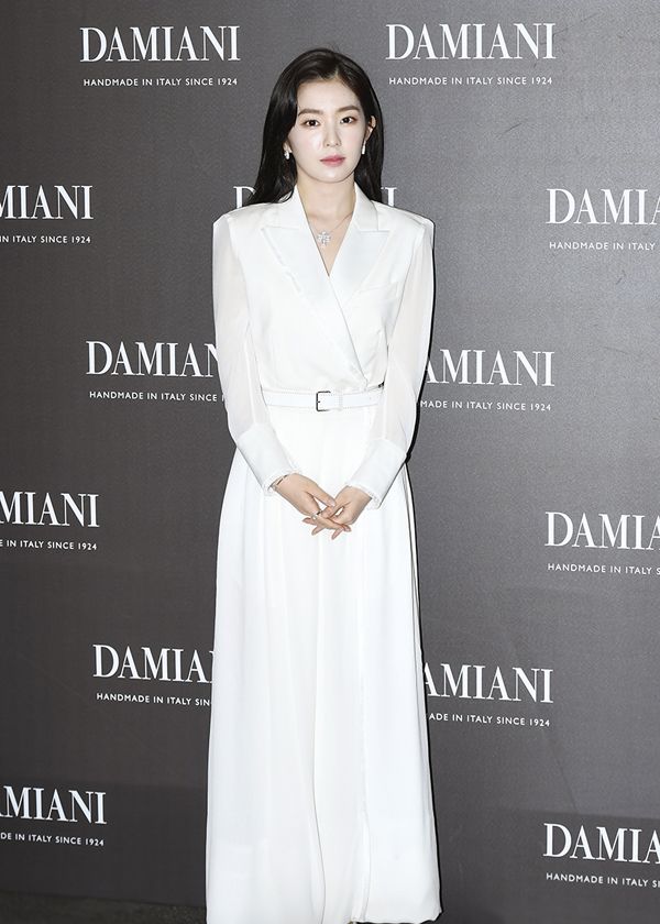 red velvet裴珠泫(irene)化淡妆穿白裙,肤白貌美气质佳