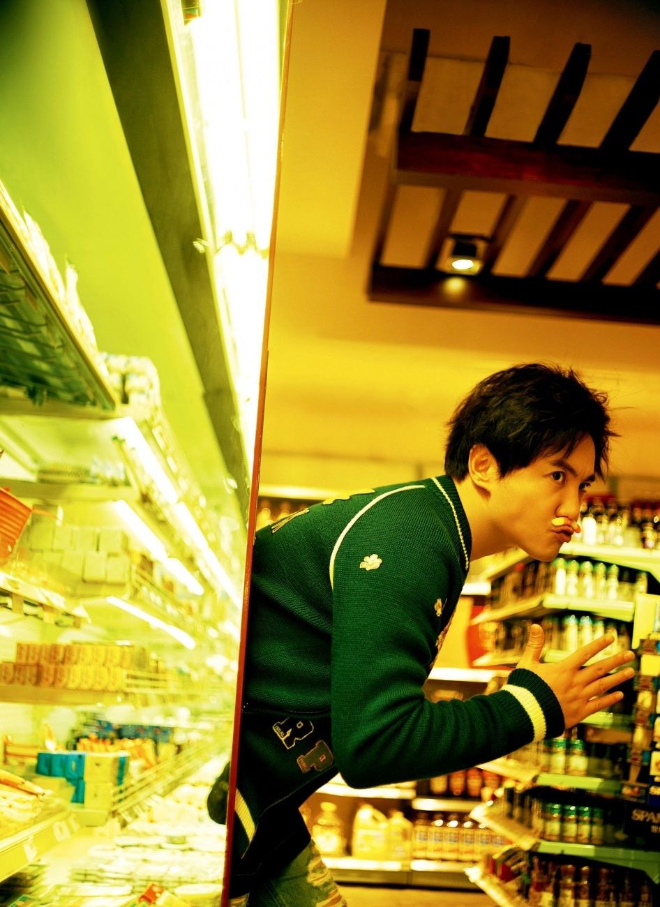 沈腾硬照新鲜出炉!搞怪耍帅样样能,网友:认真起来太像彭于晏