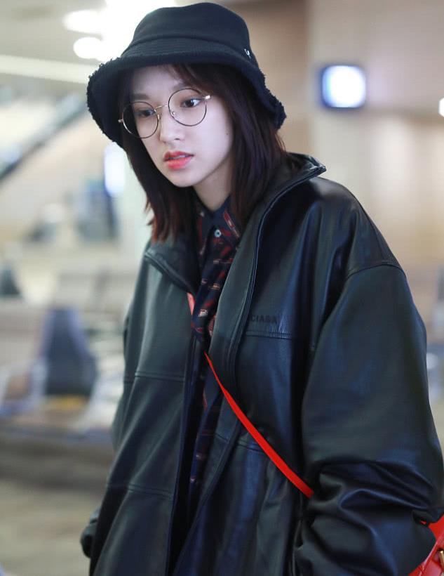 程潇戴渔夫帽短发造型让人眼前一亮玩下衣失踪小腿纤细迷人