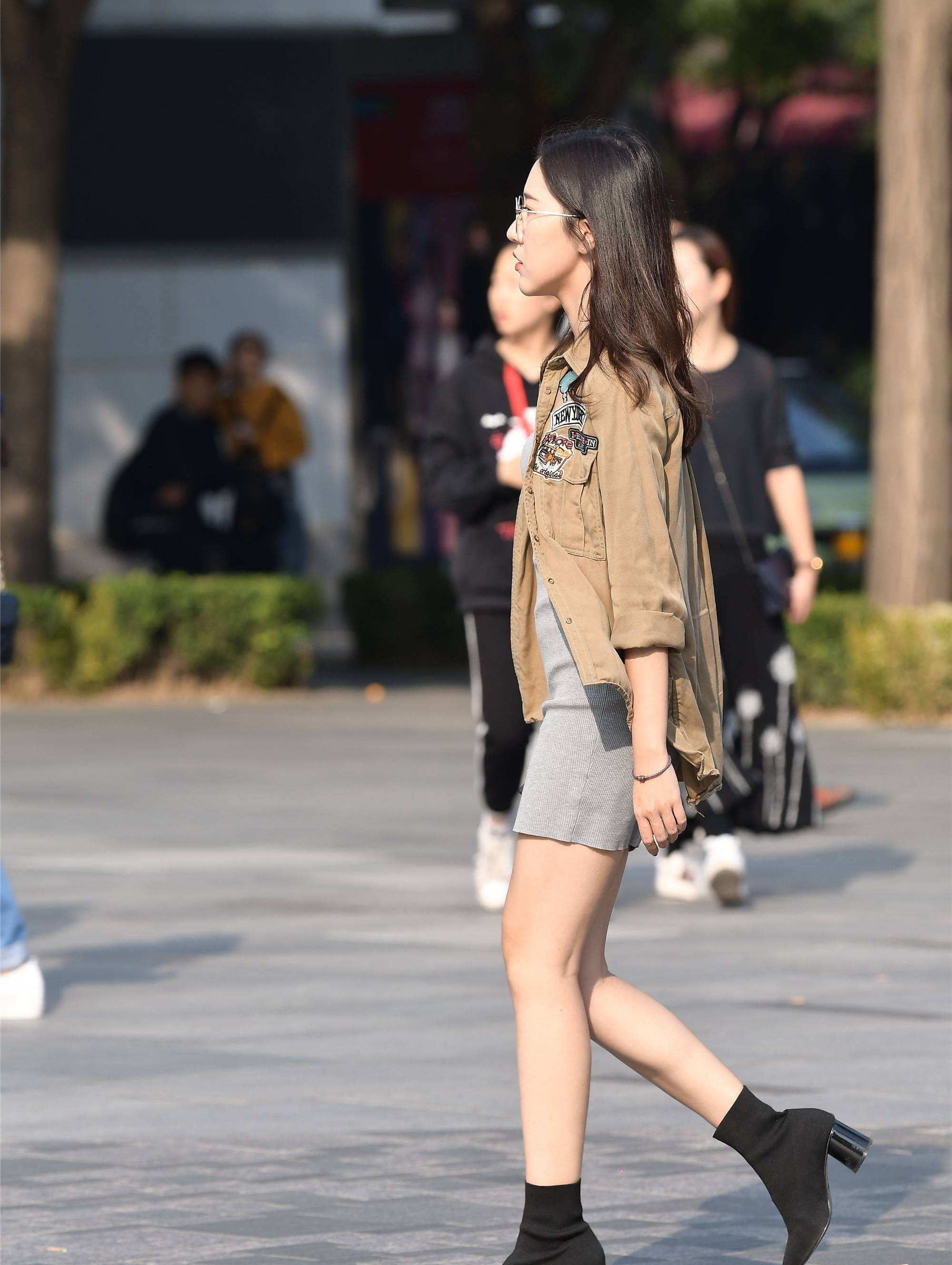 街拍:敢紧身牛仔裤出门的辣妈,身材完美到极致!太喜欢|紧身|牛仔裤|身