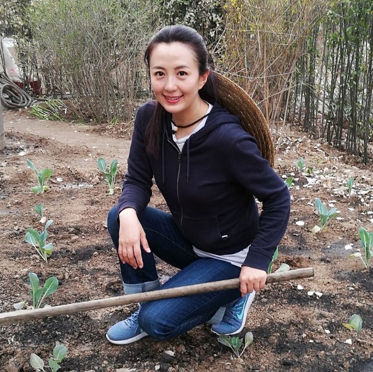 真是一个美人!杨童舒身穿连衣裙化淡妆,尽显成熟女人味