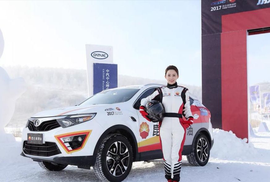 小宋视角另眼看明星潘晓婷玩赛车英气潇洒帅气