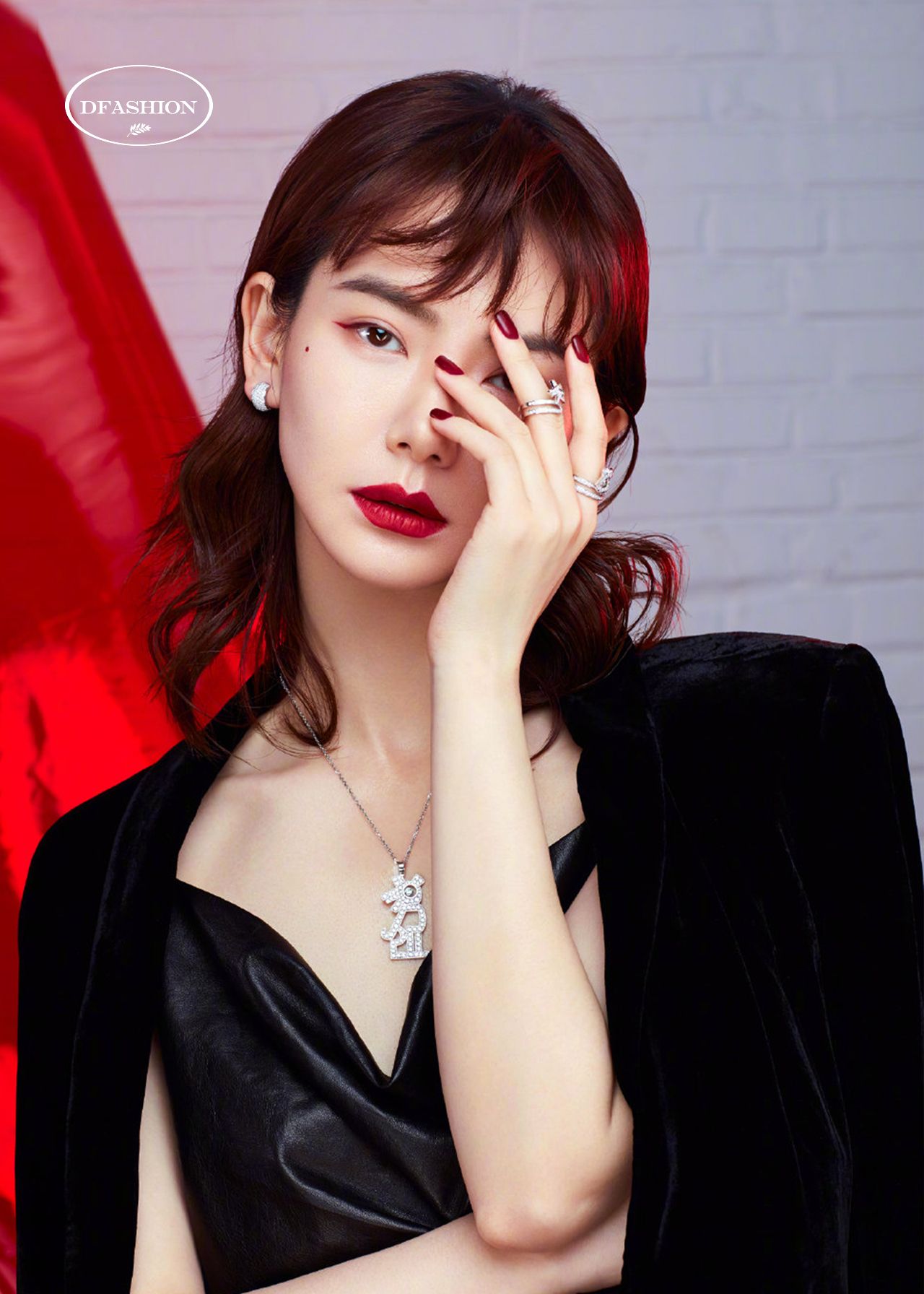 明星戚薇曝光一组时尚杂志封面风尚大片散发个人独特气质