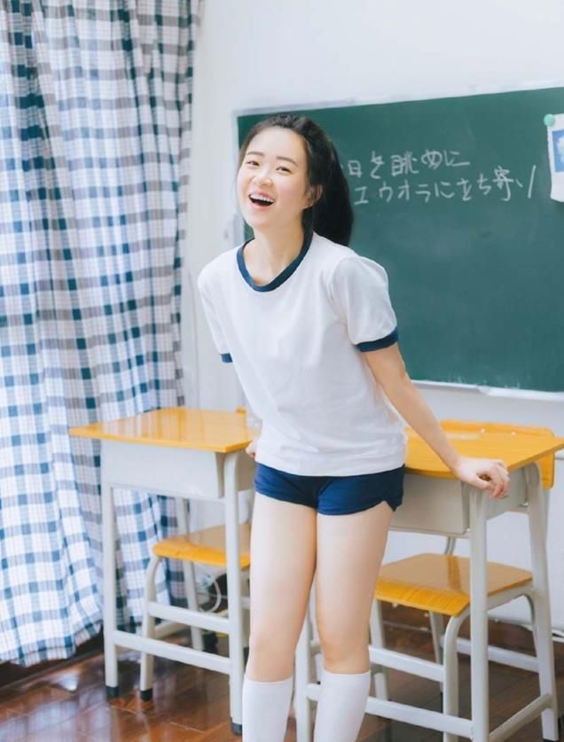 清新人像摄影:马尾美女校花运动服白丝长腿教室摆拍