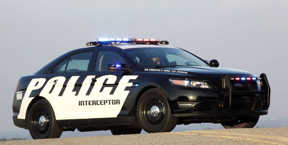 福特警用拦截车侧照福特警用拦截车是美国警方主要的制式警车之一,该