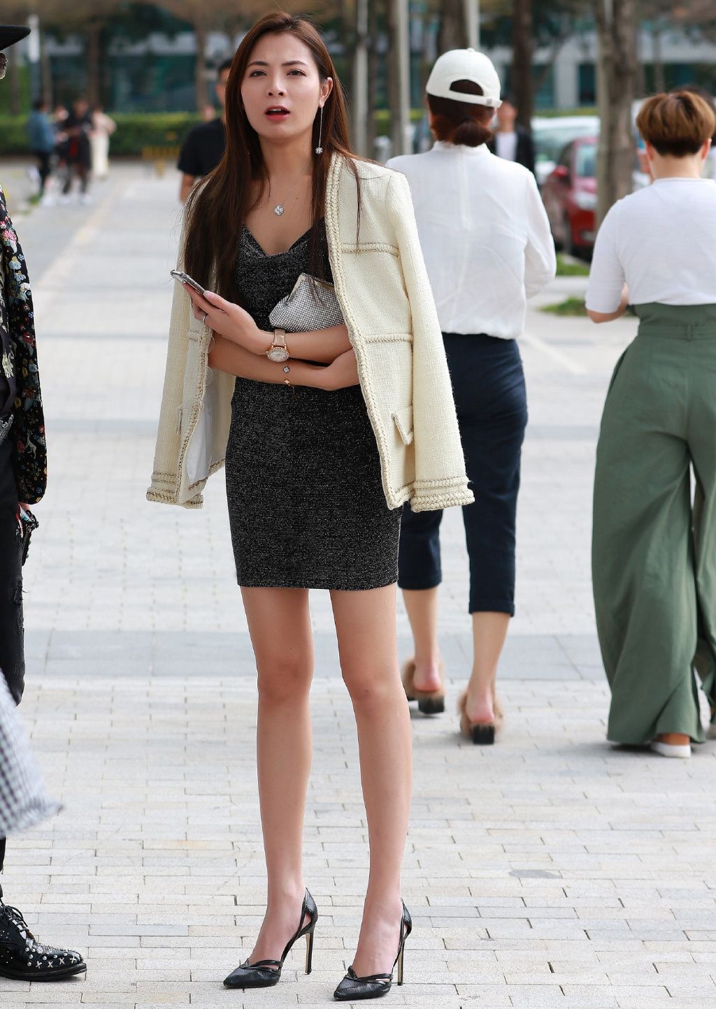 街拍极品少妇黑色连体短裙秀出白皙大长腿身材迷人