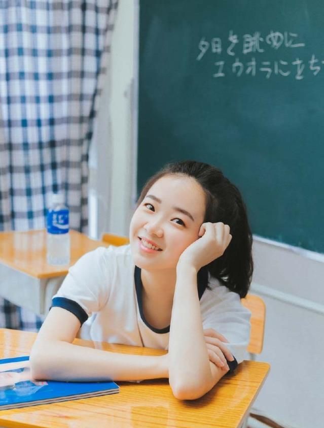 清新人像摄影:马尾美女校花运动服白丝长腿教室摆拍