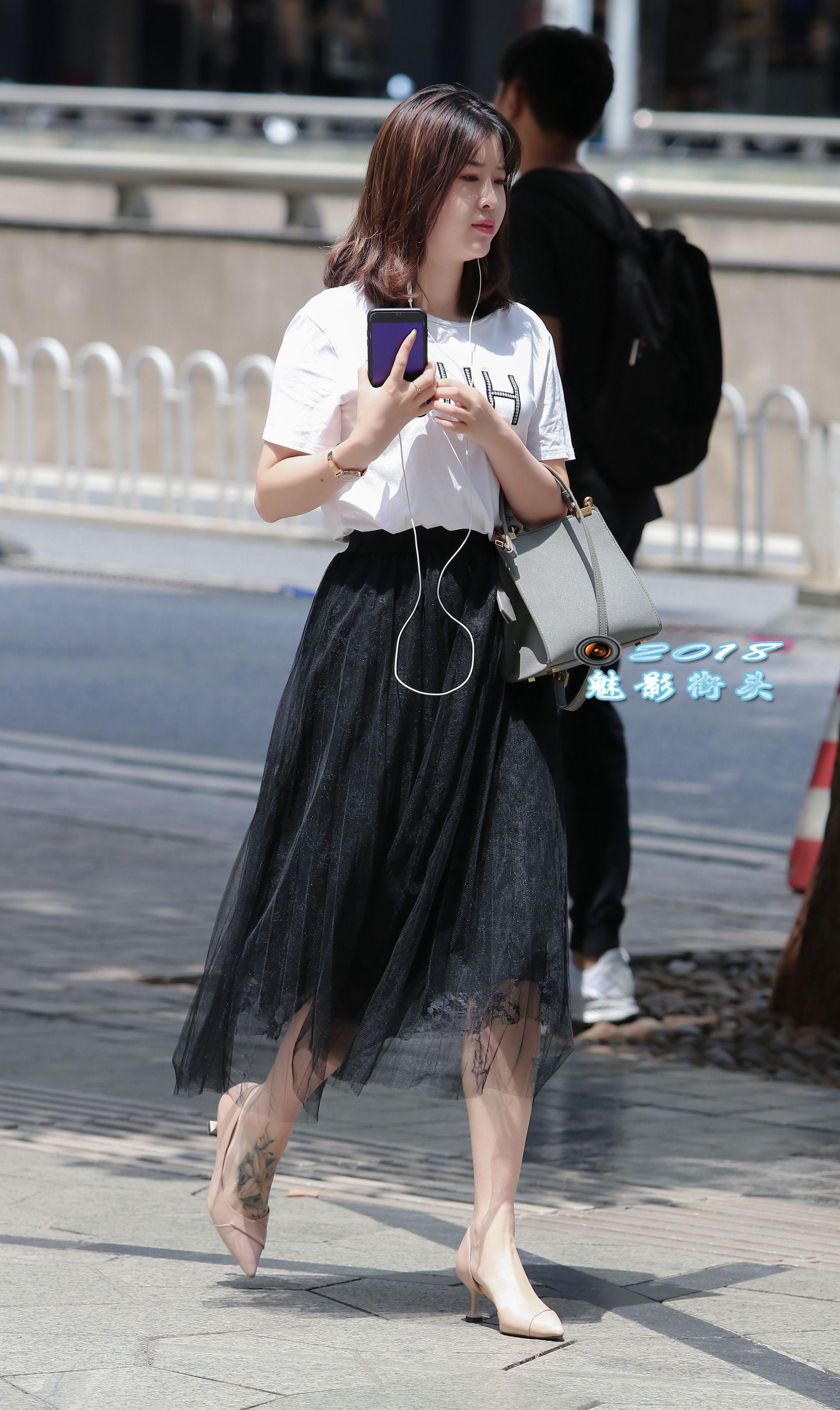 街拍:白t恤配上黑纱半身裙,脚踩一双高跟鞋散发着成熟女性的美|黑纱