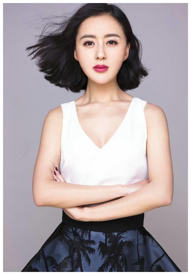 气质美女周牧茵靓丽拍摄