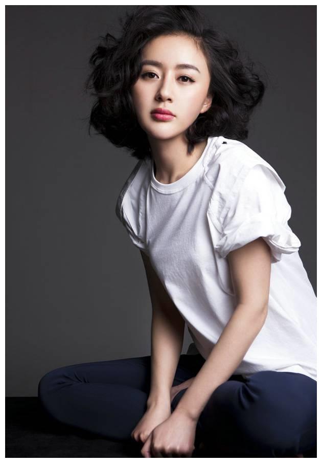 气质美女周牧茵靓丽拍摄