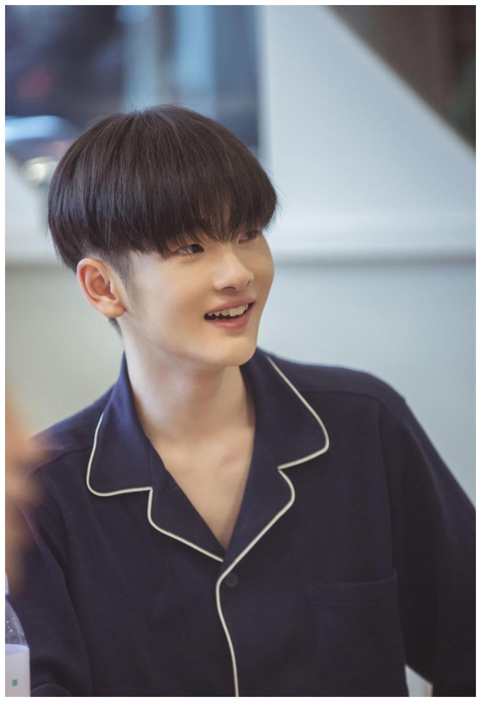 周震南着灰蓝色睡衣随性放松 做饭撸猫居家闲适